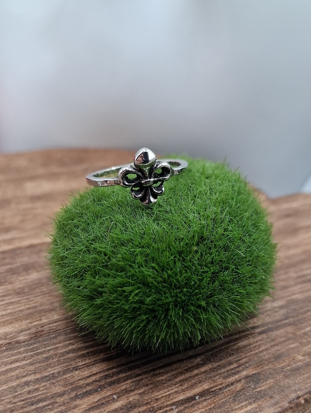 Fleur-de-Lis Ring   Size 5.5 R916